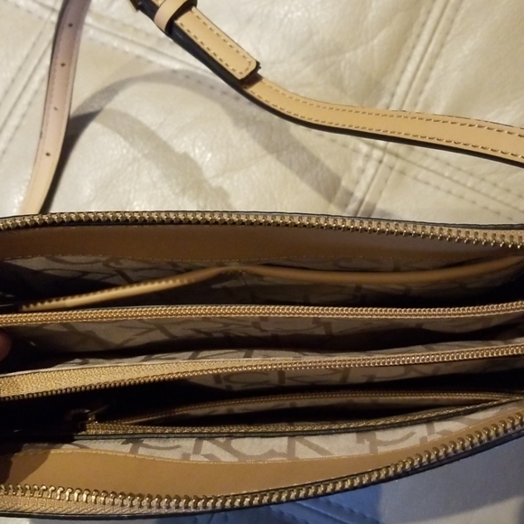 Calvin Klein signature print 3 pocket crossbody - Picture 4 of 7